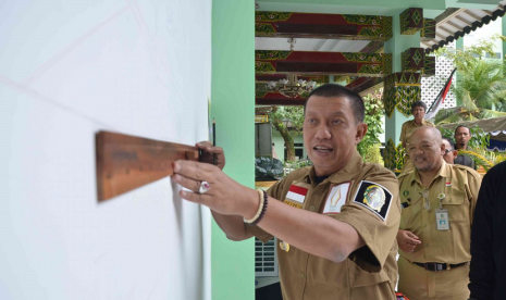 Wali Kota Yogyakarta Haryadi Suyuti melakukan penggoresan pertama di dinding mural di Balaikota Yogyakarta.