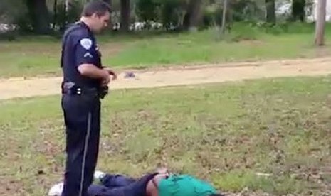 Walter Scott sesaat setelah polisi Michael Slager melepaskan tembakan dan diborgol tangannya