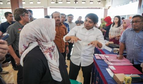 Wamen ATR/BPN, Raja Antoni tampak berbincang langsung dengan warga yang memenuhi Kantor Kecamatan Cepu, Blora.