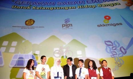 Wamen ESDM Susilo Siswoutomo (tengah) berbincang kepada para pelajar usai launching Gerakan Sadar Energi:untuk kelangsungan Hidup Bangsa di Jakarta, Selasa (3/6).