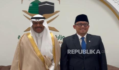 Wamen Haji dan Umrah Arab Saudi Abdulfattah Sulaiman Mashat dan Wakil Ketua BP Haji Dahnil Anzar Simanjuntak (kanan)