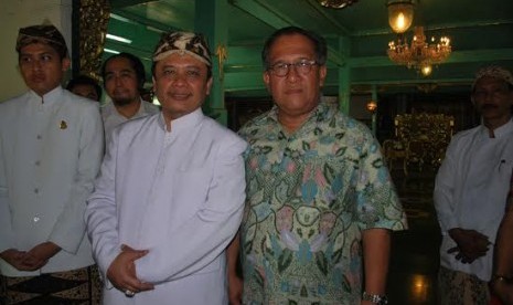 Wamen Parekraf Sapta Nirwandar bersama Sultan Sepuh XIV Keraton Kasepuhan Cirebon PRA Arief Natadiningrat S