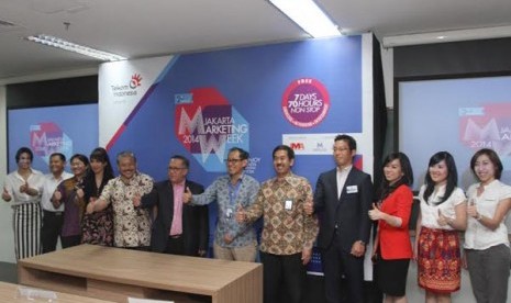 Wamen Parekraf Sapta Nirwandar (enam dari kiri), Hermawan Kartajaya (tujuh dari kiri) dalam jumpa pers Jakarta Marketing Week 2014