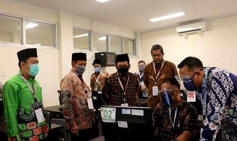  Wamenag Zainut Tauhid Sa'adi (ketiga dari kiri) didampingi Rektor UIN Bandung Prof H Mahmud (kedua dari kiri) melakukan Monitoring dan Evaluasi UM-PTKIN yang berlangsung di gedung Lecture Hall Pusat Teknologi Informasi dan Pangkalan Data (PTIPD) UIN Sunan Gunung Djati Bandung, Rabu (5/8).