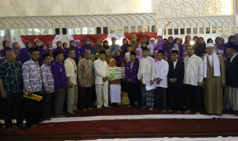 Wamenang, Nazarudin Umar, menyerahkan paket Lebaran guruku Berhasanah