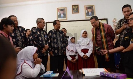 Wamendik Musliar Kasim bersama Dirjen Dikmen Achmad Jazidie dan    Kepala Dinas Pendidikan Kota Mataram Ruslan Efendy melakukan    dialog kepada para peserta didik terkait penerapan    Kurikulum 2013. (Republika/Rizka Vardya Hasyim)