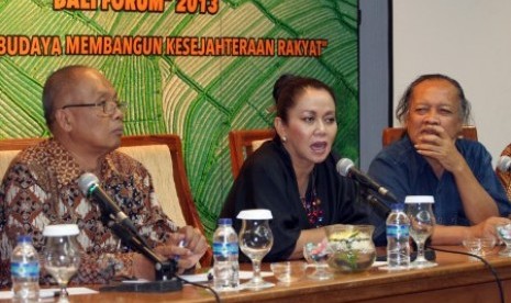 Wamendikbud Wiendu Nuryanti (tengah) memberikan keterangan pers tentang Forum Kebudayaan Dunia 