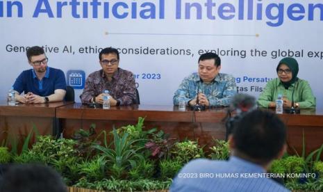 Wamenkominfo Nezar Patria (dua dari kiri), saat berbicara dalam konferensi pers seminar Latest Developments in Artificial Intelligence: Generative AI, Ethical Considerations, Exploring The Global Experience di Fakultas Filsafat Universitas Gadjah Mada, Yogyakarta, Rabu (27/12/2023).