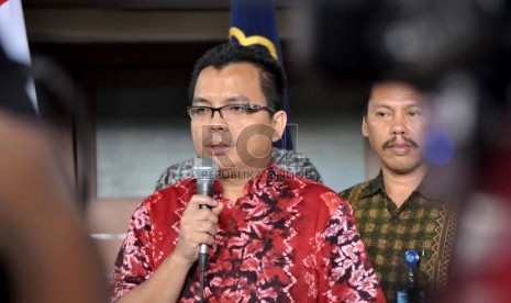 Wamenkum HAM Denny Indrayana, memberikan keterangan pers terkait penyerbuan Lapas Sleman di Jakarta, Sabtu (23/3). (Republika/Rakhmawaty La'lang)