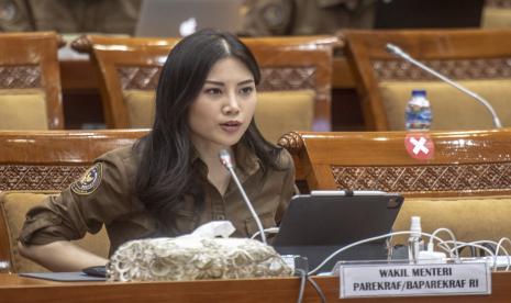 Wamenparekraf Angela Herliani Tanoesoedibjo menyampaikan paparannya saat rapat kerja dengan Komisi X DPR di Kompleks Parlemen, Senayan, Jakarta, Rabu (31/8/2022). Rapat tersebut membahas RKA-K/L Tahun 2023, usulan program-program yang akan didanai oleh DAK berdasarkan kriteria teknis dari Komisi serta permasalahan kenaikan harga tiket Taman Nasional Komodo. 