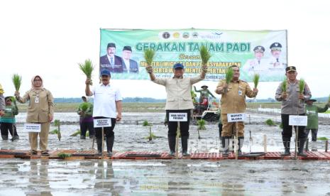 Wamentan Sudaryono saat menghadiri gerakan tanam padi di Desa Kentong, Kecamatan Cepu, Kabupaten Blora, pada Senin, (9/12/2024).