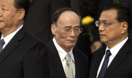 Wang Qishan (tengah) dan Xi Jinping (kiri).