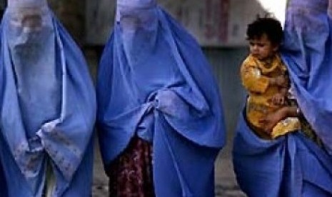 Taliban Perintahkan Wanita Afghanistan Pakai Burqa di Depan Umum. Foto:   Wanita dengan mengenakan burqa. (ilustrasi)