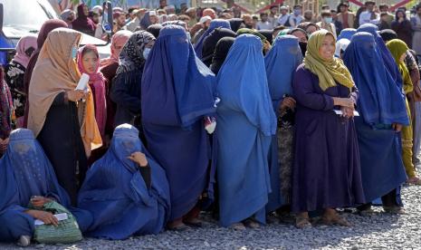 Wanita Afghanistan menunggu untuk menerima jatah makanan yang didistribusikan oleh kelompok bantuan kemanusiaan Saudi, di Kabul, Afghanistan, Senin, 25 April 2022. Kepemimpinan Taliban Afghanistan telah memerintahkan semua wanita Afghanistan untuk mengenakan burqa yang menutupi semua di depan umum. Dekrit hari Sabtu membangkitkan pembatasan serupa pada perempuan selama pemerintahan garis keras Taliban sebelumnya antara tahun 1996 dan 2001.