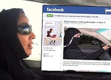 Wanita Arab Saudi mengemudi