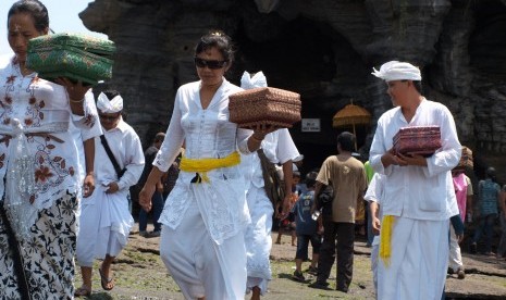 Wanita Bali mengenakan kebaya khas Pulau Dewata dengan ciri khas sabuk di bagian pinggangnya.