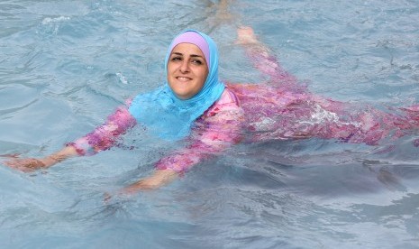 Wanita berenang menggunakan burkini. Kota di Prancis Ini Bolehkan Muslimah Berenang dengan Burkini