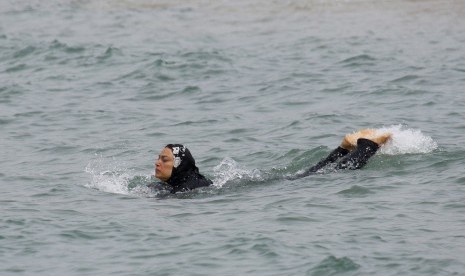 Wanita berolahraga dalam air.