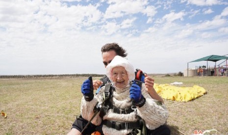 Wanita berusia 102 tahun, Irene O'Shea melakukan skydiving