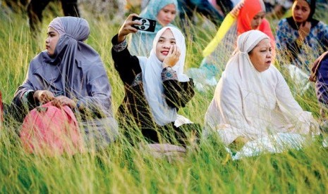 Wanita Filipina merayakan Idul Adha di Luneta Park di Manila. 