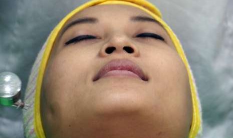 Wanita melakukan perawatan kecantikan agar tetap cantik di usia 40 tahun.