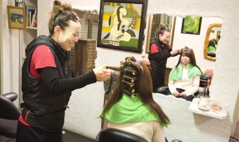 Wanita melakukan penataan rambut salon. Ragam penataan membuat rambut harus terawat dengan tepat.