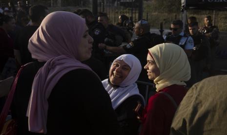 Wanita mengambil bagian dalam demonstrasi di lingkungan Sheikh Jarrah di Yerusalem timur, di mana puluhan keluarga menghadapi penggusuran paksa dari rumah mereka oleh pemukim Israel, Jumat, 28 Mei 2021. 