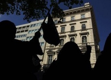 Wanita Muslim bercadar berunjuk rasa memprotes pelarangan cadar di Prancis di depan Kedubes Prancis di London, Senin (11/4).