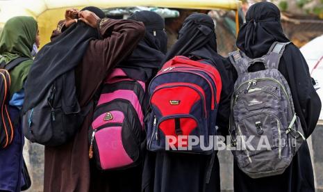  Wanita Muslim berjalan di jalan di Bangalore, India, 16 Februari 2022. Pengadilan Tinggi Karnataka mendengar pada 16 Februari petisi yang menentang larangan hijab di lembaga pendidikan karena perguruan tinggi pra-universitas dibuka setelah ditutup selama seminggu, karena masalah hijab . India telah mengalami peningkatan jumlah kejahatan kebencian dan serangan terhadap Muslim, Kristen, dan Minoritas dalam beberapa bulan terakhir. Timur Tengah Kutuk Larangan Jilbab di India