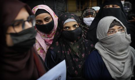 Wanita Muslim berkumpul untuk berpartisipasi dalam pawai menentang pelarangan gadis Muslim mengenakan jilbab menghadiri kelas di beberapa sekolah di negara bagian Karnataka, India selatan, di New Delhi, India, Rabu, 9 Februari 2022. Staf sekolah menengah dan pihak berwenang menuduh gadis-gadis itu menentang aturan yang seragam tetapi para siswa mengatakan bahwa mereka kehilangan hak yang dijamin secara konstitusional untuk mempraktikkan keyakinan mereka. Respons Putusan Pengadilan Larang Jilbab, Siswi Muslim India Boikot Kelas