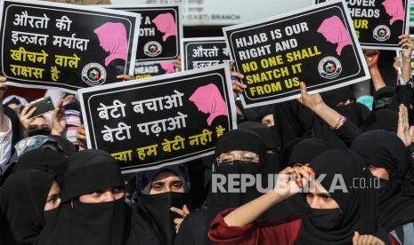  Wanita Muslim India memegang plakat dan meneriakkan slogan-slogan selama protes terhadap pembatasan jilbab di jalan Mira, di pinggiran Mumbai, India, 11 Februari 2022. Enam siswa di Government Women First Grade College di distrik Udupi, Karnataka, telah dilarang menghadiri kelas karena mengenakan jilbab dan siswa Hindu mulai mengenakan selendang safron sebagai tanda protes. 