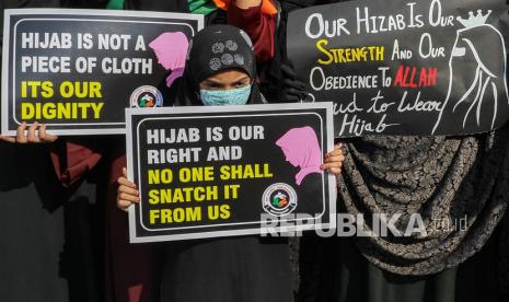 Gubernur di India: Jilbab Bukan Bagian dari Islam. Foto:  Wanita Muslim India memegang plakat dan meneriakkan slogan-slogan selama protes terhadap pembatasan jilbab di jalan Mira, di pinggiran Mumbai, India, 11 Februari 2022. Enam siswa di Government Women First Grade College di distrik Udupi, Karnataka, telah dilarang menghadiri kelas karena mengenakan jilbab dan siswa Hindu mulai mengenakan selendang safron sebagai tanda protes. 