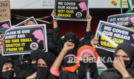 Gubernur di India Anggap Jilbab tak Wajib untuk Muslimah. Foto:    Wanita Muslim India memegang plakat dan meneriakkan slogan-slogan selama protes terhadap pembatasan jilbab di jalan Mira, di pinggiran Mumbai, India, 11 Februari 2022. Enam siswa di Government Women First Grade College di distrik Udupi, Karnataka, telah dilarang menghadiri kelas karena mengenakan jilbab dan siswa Hindu mulai mengenakan selendang safron sebagai tanda protes. 