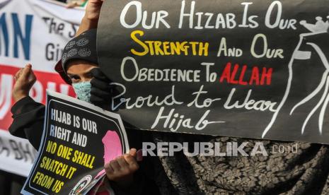 Wanita Muslim India memegang plakat dan meneriakkan slogan-slogan selama protes terhadap pembatasan jilbab di jalan Mira, di pinggiran Mumbai, India, 11 Februari 2022. Enam siswa di Government Women First Grade College di distrik Udupi, Karnataka, telah dilarang menghadiri kelas karena mengenakan jilbab dan siswa Hindu mulai mengenakan selendang safron sebagai tanda protes. Mahasiswi Muslim di Karnataka tak Lanjutkan Kuliah karena Larangan Jilbab