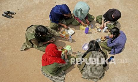 Wanita Muslim mengenakan Hijab (jilbab) dengan teman-teman makan siang di Government Pre-University College di Bangalore, India, 16 Februari 2022. Pengadilan Tinggi Karnataka mendengar pada 16 Februari petisi yang menentang larangan hijab di lembaga pendidikan sebagai perguruan tinggi pra-universitas dibuka setelah ditutup selama seminggu, karena deretan hijab. India telah mengalami peningkatan jumlah kejahatan kebencian dan serangan terhadap Muslim, Kristen, dan Minoritas dalam beberapa bulan terakhir. Jilbab Ancam Sekulerisme India?