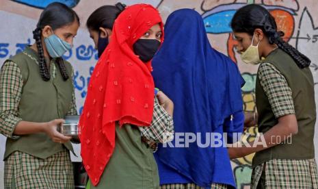  Wanita Muslim mengenakan Jilbab (jilbab) di kampus perguruan tinggi Pra-Universitas Pemerintah di Bangalore, India, 16 Februari 2022. Pengadilan Tinggi Karnataka mendengar pada 16 Februari petisi yang menentang larangan jilbab di lembaga pendidikan karena perguruan tinggi pra-universitas dibuka setelah tetap tutup selama seminggu, karena deretan hijab. India telah mengalami peningkatan jumlah kejahatan kebencian dan serangan terhadap Muslim, Kristen, dan Minoritas dalam beberapa bulan terakhir. Larangan Jilbab India, ICMI Jabar Kutuk Kekerasan Terhadap Umat Islam