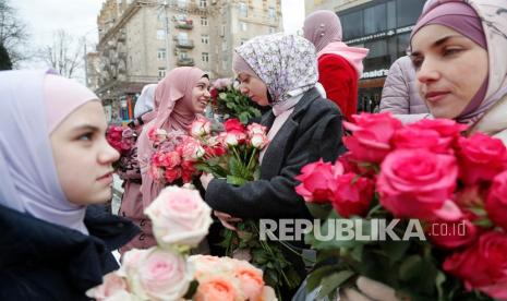 Kondisi Perang, Bagaimana Muslim Ukraina Ibadah Puasa Ramadhan? Foto:    Wanita Muslim Ukraina menghadiri acara peringatan Hari Jilbab  di Kiev, Ukraina Selasa (1/2/2022) Hari Jilbab Sedunia adalah acara tahunan yang berlangsung pada 01 Februari setiap tahun di seluruh dunia, dan didirikan oleh Nazma Khan pada tahun 2013 dalam upaya untuk mendorong wanita dari semua latar belakang dan agama untuk mengalami pemakaian Hijab. 