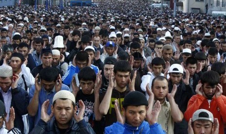    Wanita muslimah Iran melaksanakan shalat Ied di kawasan Shahr-e-Ray, Selatan kota Tehran, Iran.