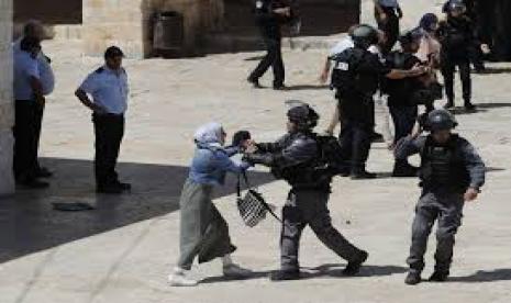 Wanita Palestina bentrok dengan polisi Israel di halaman Masjid Al-Aqsa.