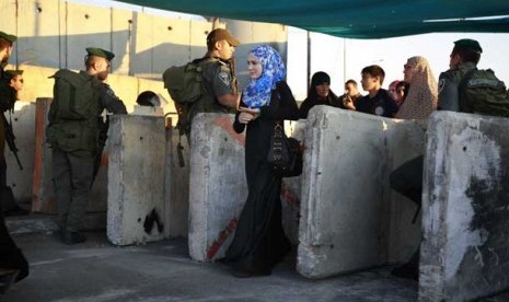  Wanita Palestina melewati pos pemeriksaan tentara zionis Israel dekat Masjid Al Aqsa di Yerusalem.