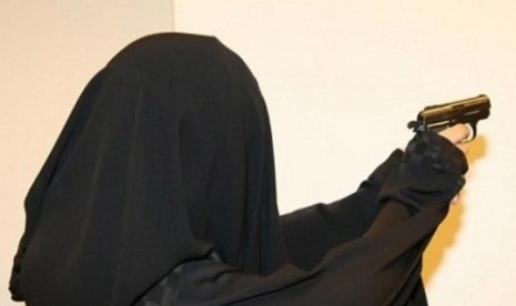 Wanita Saudi tengah berlatih menembak.