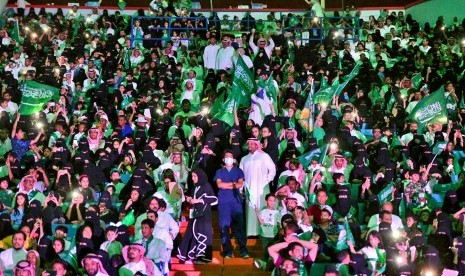 Wanita Saudi untuk pertama kalinya diizinkan memasuki stadion olahraga pada Jumat (12/1), untuk menyaksikan pertandingan sepak bola antara dua tim lokal - meskipun mereka akan dipisahkan dari kerumunan laki-laki saja dengan tempat duduk yang ditunjuk di 