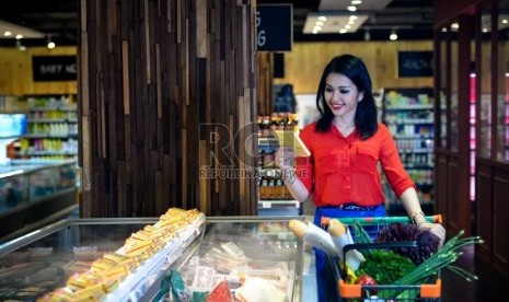 Wanita sedang berbelanja.