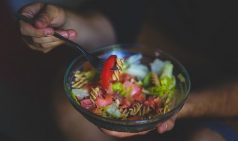 Wanita sedang makan