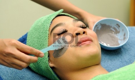 Wanita sedang menjalani perawatan facial.