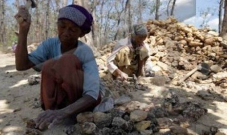 Wanita tua pemecah batu