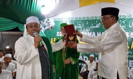 Wantimpres H. Drs. Sidarto Danusubroto (kanan), anggota  sedang menyerahkan cinderamata kepada KH Musthofa Aqil Siradj di Ponpes Al Ghadier, Kempek, Cirebon (27/12)