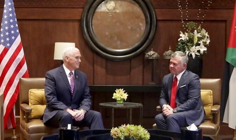 Wapres AS, Mike Pence (kiri) bertemu dengan Raja Yordania, Abdullah di Istana Husseiniya, Amman, Ahad (21/1). 