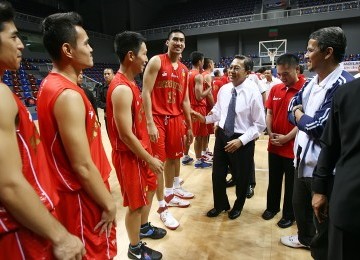 Wapres Boediono, bersama Ketua Umum Perbasi, Anggito Abimanyu, saat meninjau venue cabang bola basket SEA Games 2011 Britama Arena Sports Mall Kelapa Gading, Jakarta, Senin (31/10). (Republika/Edwin Dwi Putranto)