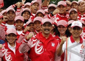 Wapres Boediono (kanan bawah), Menteri Pemuda dan Olahraga Andi Mallarangeng (tengah bawah) dan Ketua Umum Panitia Penyelenggara SEA Games XXVI Indonesia (Inasoc) Rita Subowo (kiri bawah) berfoto bersama dengan sejumlah atlet Indonesia seusai acara pelepas